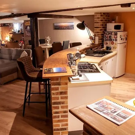 Duplex Atypique Dans La Cite Medievale 아파트